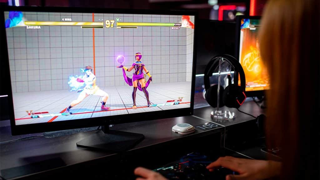 Pessoa jogando em um computador com um monitor LCD