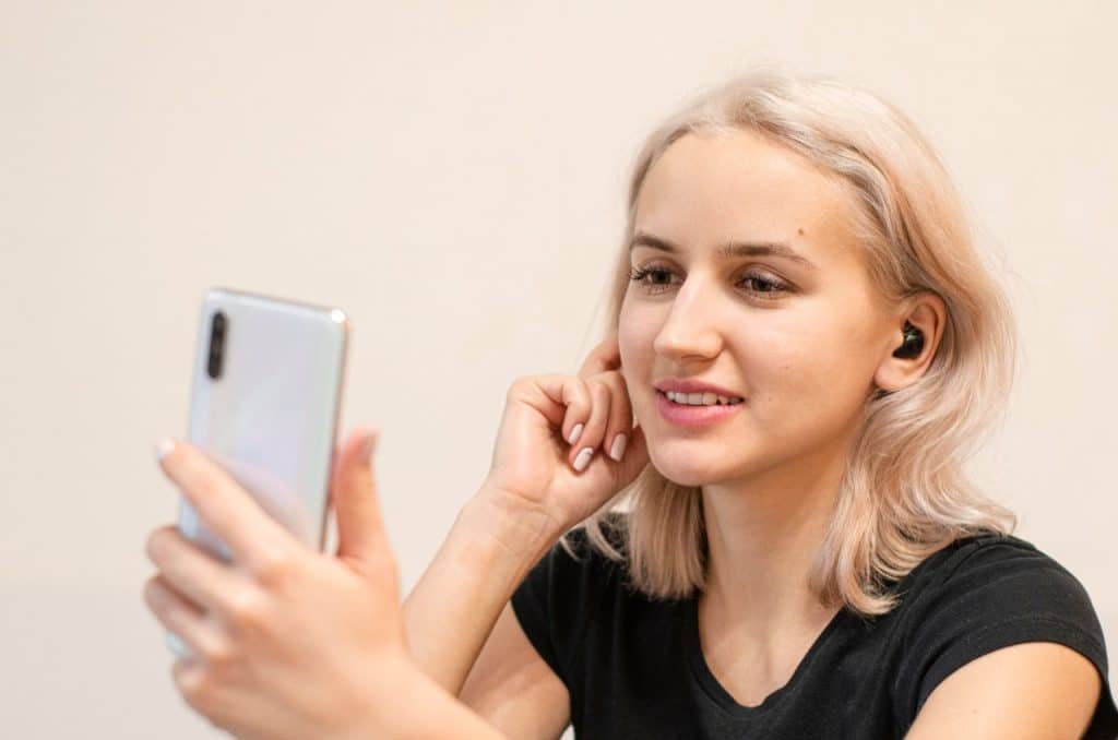 A maior parte dos modelos de fones de ouvido sem fio atuais contam com cancelamento de ruisto