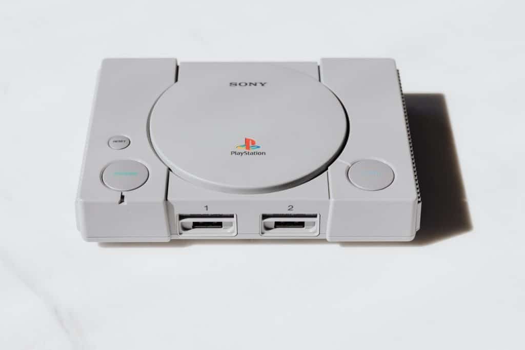 Este console PlayStation 1 está na foto