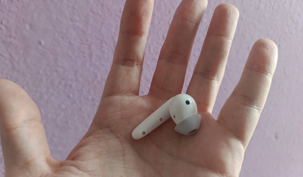 Fone deixado para FreeBuds SE da Huawei.  Imagem: Daniel Junqueira/Olhar Digital