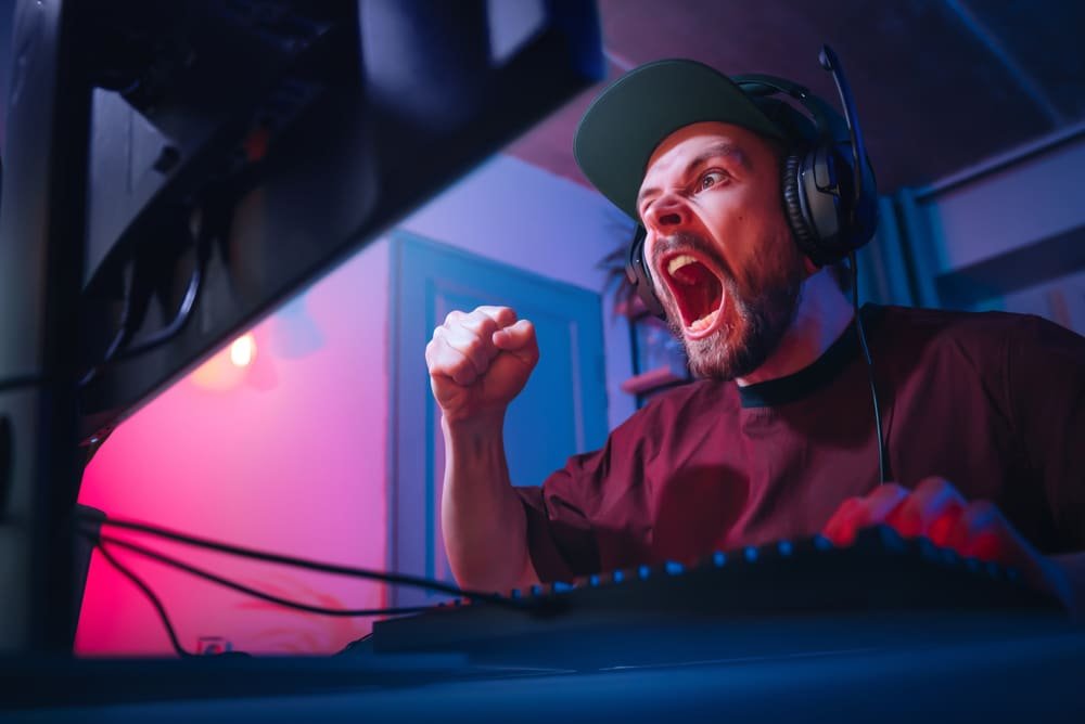 Homem mostra emoções durante um jogo de computador