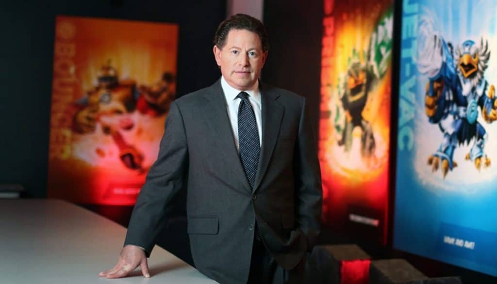 O CEO da Activision, Bobby Kotick, é retratado. A empresa é acusada de assédio sexual e ocultação de casos desde julho de 2021.