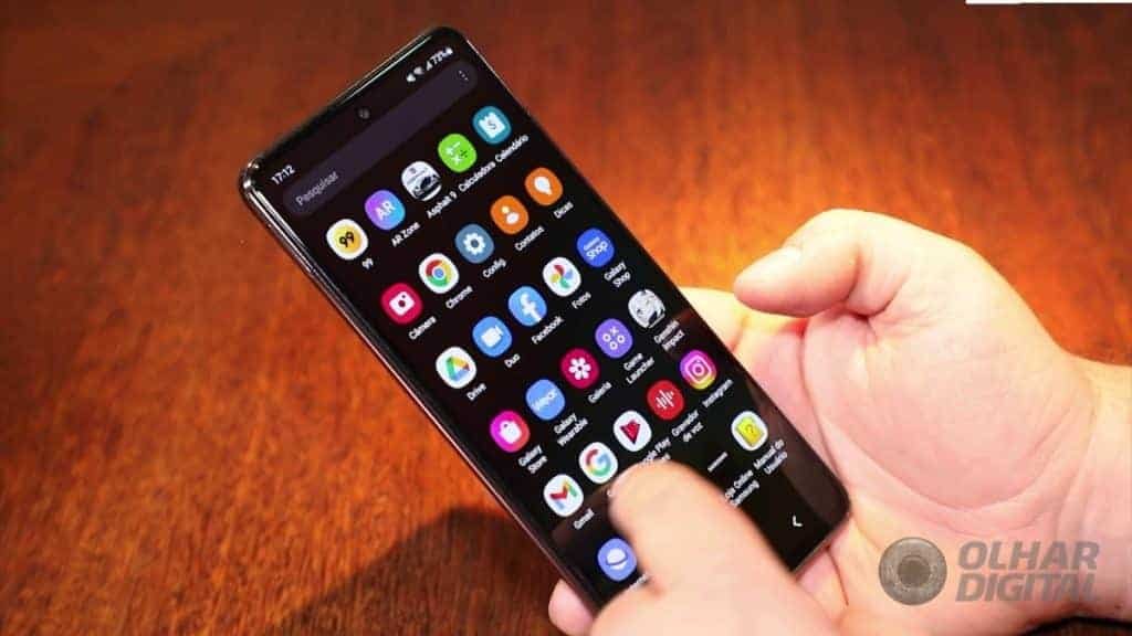 O Galaxy M53 roda Android (Imagem: Mario Kurth/Olhar Digital)